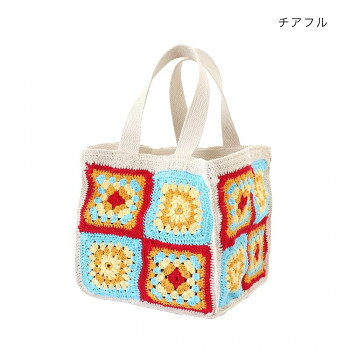 ＜＜ご注意下さい＞＞こちらの商品はメーカーよりお客様へ直接お届けの品になります。 当店での在庫はしておりません。在庫の有無はメーカー在庫のみになりますので、急な欠品や急に廃盤になる可能性がございます。こちらの商品の配送について○北海道・沖縄・離島につきましては、配送不可となりますので予めご了承お願いします。こちらの商品の包装(ラッピング)について○上記の理由(メーカーより直送)により包装はできませんので予めご了承お願いします。こちらの商品の不具合について○お届けしましたこちらの商品に不具合があった場合、商品到着日より1週間以内に当店にご連絡ください。メーカーが直接対応させて頂きます。○お客様がご自身で修理された場合、費用の負担は致しかねますので予めご了承下さい。かわいいお花モチーフ。サイコロのようなコロンとした形のバッグは、お出かけが楽しくなるようなモチーフも形も可愛いバッグです。サイズ：約20×20×20cm個装サイズ：5×50×40cm重量：個装重量：1000g素材・材質：かぎ針編み部分:リサイクルコットン(綿72%、ポリエステル25%、その他3%)裏地:綿100%生産国：インド
