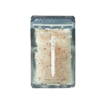 ＜＜ご注意下さい＞＞こちらの商品はメーカーよりお客様へ直接お届けの品になります。 当店での在庫はしておりません。在庫の有無はメーカー在庫のみになりますので、急な欠品や急に廃盤になる可能性がございます。こちらの商品の配送について○北海道・沖縄・離島につきましては、配送不可となりますので予めご了承お願いします。こちらの商品の包装(ラッピング)について○上記の理由(メーカーより直送)により包装はできませんので予めご了承お願いします。こちらの商品の不具合について○お届けしましたこちらの商品に不具合があった場合、商品到着日より1週間以内に当店にご連絡ください。メーカーが直接対応させて頂きます。○お客様がご自身で修理された場合、費用の負担は致しかねますので予めご了承下さい。ヒマラヤ山脈の麓から採掘される3億5千万年前に形成されたヒマラヤ岩塩ピンクソルトは、ミネラルが豊富に含まれた大変貴重な岩塩です。 南仏グラースから届いた新鮮な香りに包まれて贅沢なバスタイムをお過ごしください。内容量：60g(2回分)サイズ：W98×H160mm個装サイズ：16.0×9.8×2.0cm重量：個装重量：69g仕様：【ご使用方法】全量の半分(約30g)を付属の不織布バッグに入れ、浴槽のお湯(約200L)に入れ軽くかき混ぜてご入浴ください。ご使用後、水に溶けにくい天然の残留物が不織布バッグの中に残りますのでそのまま捨ててください。生産国：日本