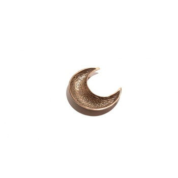 ＜＜ご注意下さい＞＞こちらの商品はメーカーよりお客様へ直接お届けの品になります。 当店での在庫はしておりません。在庫の有無はメーカー在庫のみになりますので、急な欠品や急に廃盤になる可能性がございます。こちらの商品の配送について○北海道・沖縄・離島につきましては、配送不可となりますので予めご了承お願いします。こちらの商品の包装(ラッピング)について○上記の理由(メーカーより直送)により包装はできませんので予めご了承お願いします。こちらの商品の不具合について○お届けしましたこちらの商品に不具合があった場合、商品到着日より1週間以内に当店にご連絡ください。メーカーが直接対応させて頂きます。○お客様がご自身で修理された場合、費用の負担は致しかねますので予めご了承下さい。繊細な型押し模様が美しいインドの真鍮トレー。アンティークの様な雰囲気が高級感があって人気です。サイズ：10×9cm、高さ2cm個装サイズ：10×9×2cm重量：135g個装重量：50g素材・材質：真鍮生産国：インド