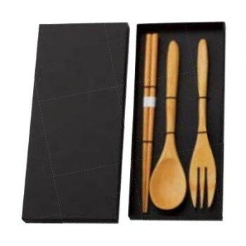 ギフト用の黒箱入です。サイズ：箸:22.5cm、スプーン:21.5×4cm、フォーク:21.5×3cm個装サイズ：25×11.5×1.8cm重量：個装重量：60g素材・材質：竹(ウレタン塗装)セット内容：箸×1膳、スプーン・フォーク×1本生産国：中国