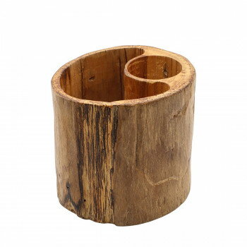 ＜＜ご注意下さい＞＞こちらの商品はメーカーよりお客様へ直接お届けの品になります。 当店での在庫はしておりません。在庫の有無はメーカー在庫のみになりますので、急な欠品や急に廃盤になる可能性がございます。こちらの商品の配送について○北海道・沖縄・離島につきましては、配送不可となりますので予めご了承お願いします。こちらの商品の包装(ラッピング)について○上記の理由(メーカーより直送)により包装はできませんので予めご了承お願いします。こちらの商品の不具合について○お届けしましたこちらの商品に不具合があった場合、商品到着日より1週間以内に当店にご連絡ください。メーカーが直接対応させて頂きます。○お客様がご自身で修理された場合、費用の負担は致しかねますので予めご了承下さい。チークの古材をくりぬいたペン立て。木の素材感をそのまま活かしているため、自然な風合いが楽しめます。※天然素材そのものの形を活かして作られているため、個体差があります。あらかじめご了承ください。サイズ：約11×9×H10cm個装サイズ：12×12×7cm重量：個装重量：337g素材・材質：チーク生産国：タイ