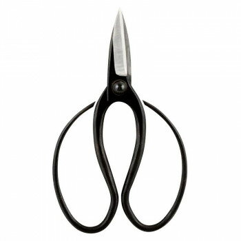 ＜＜ご注意下さい＞＞こちらの商品はメーカーよりお客様へ直接お届けの品になります。 当店での在庫はしておりません。在庫の有無はメーカー在庫のみになりますので、急な欠品や急に廃盤になる可能性がございます。こちらの商品の配送について○北海道・沖縄・離島につきましては、配送不可となりますので予めご了承お願いします。こちらの商品の包装(ラッピング)について○上記の理由(メーカーより直送)により包装はできませんので予めご了承お願いします。こちらの商品の不具合について○お届けしましたこちらの商品に不具合があった場合、商品到着日より1週間以内に当店にご連絡ください。メーカーが直接対応させて頂きます。○お客様がご自身で修理された場合、費用の負担は致しかねますので予めご了承下さい。庭木の園芸、手入れに幅広く用いる事が出来る植木鋏です。サイズ：全長18cm個装サイズ：29.2×25.8×3.9cm重量：約200g個装重量：1350g素材・材質：刃物特殊鋼生産国：日本