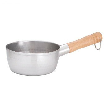 槌目加工により、強度が増し変形しにくいです。煮物、汁物、茹で物、炒め物など、どんな料理にでも使える万能鍋です。サイズ：深さ70mm、板厚0.8mm個装サイズ：31×16×9cm重量：0.4kg個装重量：390g仕様：容量:1.1L生産国：日本