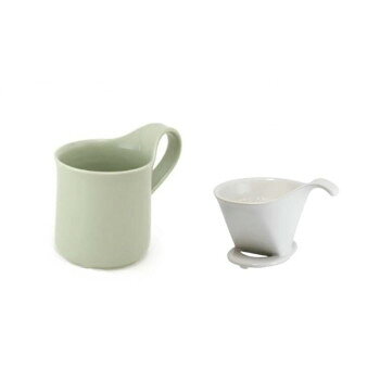 お手軽にドリップコーヒーを始められます。誰でも簡単に美味しいコーヒーを淹れられるので、プレゼントにもオススメです。※同色のセットでも焼成窯の違いで、多少の色の差がある場合があります。※全ての製品が均一ではない個体差も「やきもの」ならではの魅力としてお楽しみください。※ZEROJAPANのカラー製品は全て釉薬による優しい色合いを表現しているため、やきもの特有の自然な色幅があります。※商品のカラーはモニターの設定・発色などにより実際の商品と異なる場合があります。サイズ：ドリッパー:W117×D152×H103mm、マグカップ:W130×D88×H108mm個装サイズ：14.6×12.3×20.5cm重量：個装重量：730g素材・材質：陶磁器仕様：ドリッパートレイ付容量(マグカップ):300cc生産国：日本