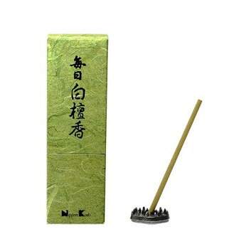 大自然に育まれた香木は、古来より人の心をとらえ、高貴にして貴重なものとして、大切に扱われてきました。優美な気品高い香木「白檀」の香りをお楽しみいただけるシリーズです。「栴檀は二葉より芳し」という諺の栴檀とは、白檀のこと。芽生えたときから香気を放つ白檀の甘みのあるふくよかな香りは人の心を和らげるものとして好まれています。毎日白檀香は、白檀の香りを天正年間から伝わる日本香堂独自の調香技術によって練り上げたお香です。香木白檀の親しみやすい、まろやかな香りが穏やかにお部屋に広がります。【お楽しみいただくために】ご来客の前に玄関や居間で。音楽や読書を楽しむ際に。ご来客などの30分ほど前に焚き終えると、ほのかに漂う残り香が楽しめます。その場で楽しむ際は、ほのかに香りが漂うよう、少し離れたところで焚くのがおすすめです。サイズ：高さ80×幅25×奥行25mm、お香サイズ:約56mm個装サイズ：23.6×9.3×6cm重量：約16g(箱含む)個装重量：16g素材・材質：(主原料)タブ粉、香料仕様：燃焼時間:約13分生産国：日本