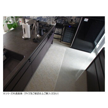 ＜＜ご注意下さい＞＞こちらの商品はメーカーよりお客様へ直接お届けの品になります。 当店での在庫はしておりません。在庫の有無はメーカー在庫のみになりますので、急な欠品や急に廃盤になる可能性がございます。こちらの商品の配送について○北海道・沖縄・離島につきましては、配送不可となりますので予めご了承お願いします。こちらの商品の包装(ラッピング)について○上記の理由(メーカーより直送)により包装はできませんので予めご了承お願いします。こちらの商品の不具合について○お届けしましたこちらの商品に不具合があった場合、商品到着日より1週間以内に当店にご連絡ください。メーカーが直接対応させて頂きます。○お客様がご自身で修理された場合、費用の負担は致しかねますので予めご了承下さい。表面素材には塩化ビニールを使用しているため、防水・防汚効果があります。うっかりこぼしてしまった水分が即時に染み込まず水玉状になるため、サッと拭き取るだけで落とせます。付着してしまったウイルスを減らすための抗ウイルス加工済みなので、日常的に使う場所にピッタリです。快適で衛生的にお使いいただけます。【細菌の増殖を抑える抗菌加工】細菌による悪影響は、細菌が一定量を超えて増殖してしまった場合に起きるのがほとんどです。抗菌加工を施すことによって、黄色ブドウ菌・大腸菌・枯草菌などの増殖を抑え、清潔な状態を保つことができます。【高い防カビ効果】シート本体に練りこまれた防カビ剤によって、不快・不潔の原因となるカビやダニの増殖を抑える効果を発揮。生地自体もカビにくい素材なため、抜群の防カビ効果を実現しました。カビの発生しやすい水回りにピッタリな商品です。【消毒による色落ちに強い】こちらの商品はインフルエンザウイルスやノロウイルスに効くとされる次亜塩素酸による拭き掃除を行った場合でも変色・退色がし辛い商品になっています。【防炎加工で火災を事前に防止】より安心してお使いいただくための防炎加工済み。万が一着火してしまっても燃え広がることなく、自己消化性があります。防炎加工は洗っても損なわれません。【お手入れ方法】洗濯機はご使用にならないでください。汚れた場合は、固く絞った濡れタオルなどでお拭きください。※画像はシリーズ共通画像です。お届けサイズをご確認の上ご購入ください。※柄の出方は商品によって異なります。※この商品は、塩化ビニールを使用していますので、特性上、耐水性には優れていますが、耐熱性が低く、タバコライター、ストーブ等の火や、高温の熱によって融解したり、熱の作用で柔らかくなったりします。※掲載画像がパソコンやモニターの環境により、実物商品と多少色の違いが生じる事がございますが、ご了承お願い申し上げます。サイズ：45×240cm個装サイズ：12×12×46cm重量：個装重量：1400g素材・材質：表面:塩化ビニル樹脂・塩ビ発泡層裏面:すべりにくい加工仕様：・抗菌加工・防カビ加工・防炎加工・抗ウイルス・耐次亜塩素酸・はっ水・滑り止め加工生産国：日本