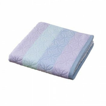 ＜＜ご注意下さい＞＞こちらの商品はメーカーよりお客様へ直接お届けの品になります。 当店での在庫はしておりません。在庫の有無はメーカー在庫のみになりますので、急な欠品や急に廃盤になる可能性がございます。こちらの商品の配送について○北海道・沖縄・離島につきましては、配送不可となりますので予めご了承お願いします。こちらの商品の包装(ラッピング)について○上記の理由(メーカーより直送)により包装はできませんので予めご了承お願いします。こちらの商品の不具合について○お届けしましたこちらの商品に不具合があった場合、商品到着日より1週間以内に当店にご連絡ください。メーカーが直接対応させて頂きます。○お客様がご自身で修理された場合、費用の負担は致しかねますので予めご了承下さい。立体的な織り柄とほんのりカラーのボーダーが美しい泉州産タオルです。サイズ：約60×120cm個装サイズ：30.0×24.0×6.0cm重量：個装重量：200g素材・材質：綿100%仕様：洗濯機洗い可(洗濯ネット使用)手洗い可タンブル乾燥不可生産国：日本(泉州)