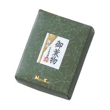 日本香堂のお焼香に使用する香木・原料は、吟味されたベトナム・インドネシア・インドなどで産出する品質の高い逸品揃い。卓越した調香の技術によって生まれた気品高い香りが、馥郁として奥ゆかしく幽玄に広がります。上質な沈香や白檀に甘松をブレンドした甘く爽やかな香りです。サイズ：個装サイズ：11×9×3cm重量：約30g個装重量：54g素材・材質：沈香白檀甘松生産国：日本