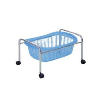 ＜＜ご注意下さい＞＞こちらの商品はメーカーよりお客様へ直接お届けの品になります。 当店での在庫はしておりません。在庫の有無はメーカー在庫のみになりますので、急な欠品や急に廃盤になる可能性がございます。こちらの商品の配送について○北海道・沖縄・離島につきましては、配送不可となりますので予めご了承お願いします。こちらの商品の包装(ラッピング)について○上記の理由(メーカーより直送)により包装はできませんので予めご了承お願いします。こちらの商品の不具合について○お届けしましたこちらの商品に不具合があった場合、商品到着日より1週間以内に当店にご連絡ください。メーカーが直接対応させて頂きます。○お客様がご自身で修理された場合、費用の負担は致しかねますので予めご了承下さい。直径4cmの双輪キャスター付きです。衛生的なクロムメッキ加工仕上げです。衝撃強度に優れ水分や薬品にも強く丸洗い可能なプラスチックカゴです。サイズ：幅52.5×奥行37×高さ30.5cm個装サイズ：51×39×24cm重量：約2kg個装重量：3000g生産国：日本