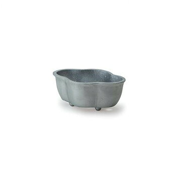 シンプルなデザインのガーデニングポットです。※受皿はありません。サイズ：本体:W12×D8.5×H5cm、口径:W11.2×D7.7cm、底穴(中央):Φ1.5cm、底穴(両端2ヶ所):Φ0.8cm個装サイズ：10.0×13.5×6.0cm重量：185g個装重量：222g素材・材質：アルミニウム仕様：底穴:有生産国：インド