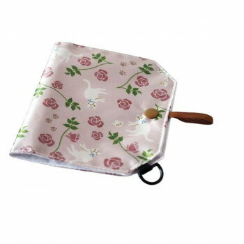 ＜＜ご注意下さい＞＞こちらの商品はメーカーよりお客様へ直接お届けの品になります。 当店での在庫はしておりません。在庫の有無はメーカー在庫のみになりますので、急な欠品や急に廃盤になる可能性がございます。こちらの商品の配送について○北海道・沖縄・離島につきましては、配送不可となりますので予めご了承お願いします。こちらの商品の包装(ラッピング)について○上記の理由(メーカーより直送)により包装はできませんので予めご了承お願いします。こちらの商品の不具合について○お届けしましたこちらの商品に不具合があった場合、商品到着日より1週間以内に当店にご連絡ください。メーカーが直接対応させて頂きます。○お客様がご自身で修理された場合、費用の負担は致しかねますので予めご了承下さい。すこし光沢があって、艶感のある生地使用。大人ガーリーなマスク収納ケースです。広げるとフラットになるのでマスクをおきやすく、つかわない時は、くるくる丸めて、ゴムループで留めるとコンパクトになるのでかさばらず持ち歩きできます。上部1箇所にDカンつきヒモをつけて、バッグにつけたりお好きなストラップをつけることもできます。※商品写真はできる限り実物の色に近づけるよう努力しておりますが、お客様がご使用になられるパソコンのモニターやカラー設定・室内の照明などにより実際の色と画面上の色が違って見える場合がございます。サイズ：横14.3×縦12.5cm(二つ折りの場合)個装サイズ：25×5.5×4.5cm重量：個装重量：210g素材・材質：ポリエステル生産国：中国