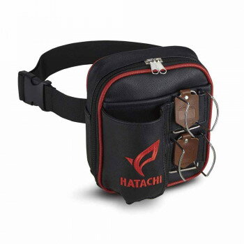 ＜＜ご注意下さい＞＞こちらの商品はメーカーよりお客様へ直接お届けの品になります。 当店での在庫はしておりません。在庫の有無はメーカー在庫のみになりますので、急な欠品や急に廃盤になる可能性がございます。こちらの商品の配送について○北海道・沖縄・離島につきましては、配送不可となりますので予めご了承お願いします。こちらの商品の包装(ラッピング)について○上記の理由(メーカーより直送)により包装はできませんので予めご了承お願いします。こちらの商品の不具合について○お届けしましたこちらの商品に不具合があった場合、商品到着日より1週間以内に当店にご連絡ください。メーカーが直接対応させて頂きます。○お客様がご自身で修理された場合、費用の負担は致しかねますので予めご了承下さい。大型スマホやペットボトル、スコアカードやボールなどが収納できる、便利な縦長マチ付きポーチです。サイズ：幅16×高さ18.5×厚さ5.5cm個装サイズ：22×19×9cm重量：280g個装重量：285g素材・材質：ポリウレタン仕様：ベルト長さ:約70〜120cm付属品：ボールホルダー2個ベルト1本生産国：中国