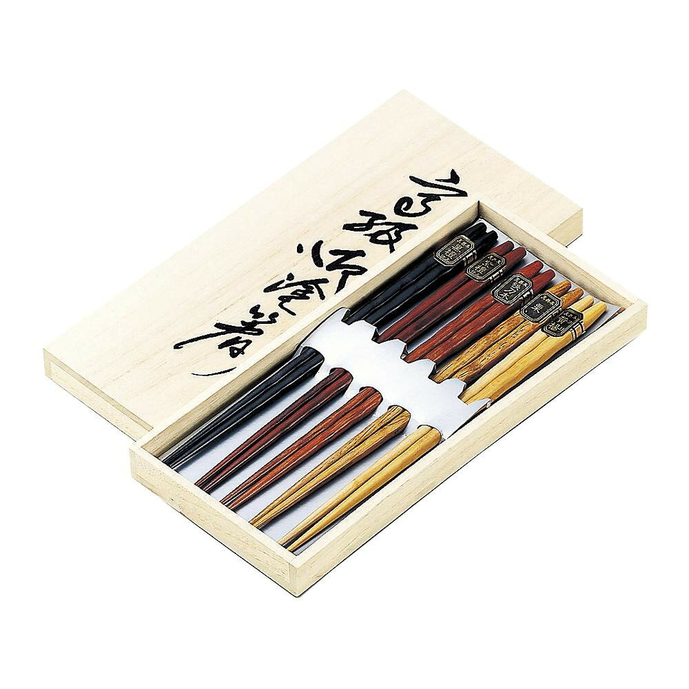 一膳一膳違う仕上の銘木で作った箸のセットです。紫檀仕上、黒檀仕上、鉄刀木、黒、黄楊の5種類です。サイズ：約22.5cm、個装サイズ：13×26×3cm重量：個装重量：250g素材・材質：天然木仕様：食器洗浄機の使用:不可セット内容：箸×5膳生産国：中国高級感ある桐箱は記念品に最適です。一膳一膳違う仕上の銘木で作った箸のセットです。紫檀仕上、黒檀仕上、鉄刀木、黒、黄楊の5種類です。