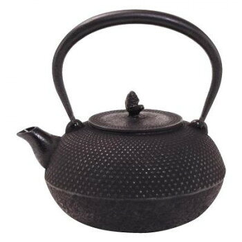 南部鉄器は岩手県を代表する特産品で、400年の歴史をもつ伝統工芸品です。400年の歴史と職人達の高度な技術に裏打ちされた南部鉄器は、どれもシンプルで優れもの。プロの方はもちろん、ご家庭でも使いやすい商品です。◆飲めなかった水道水が、まろやかな味に◆鉄瓶で沸かしたお湯は、カルキ(塩素)がほぼ除去されますので、水道水が大変まろやかな味にかわります。日本茶はもちろんのこと、コーヒー、紅茶などの飲み物、食べ物を美味しくします。最近では日本にとどまらず欧米からも注目されるようになりました。◆毎日の鉄分補給に◆南部鉄器は、鉄分の補給に効果的であり、アルミやステンレスのケトルなどで沸かしたお湯では得られない効果があります。鉄瓶や鉄鍋からの鉄分は、体に吸収されやすい2価鉄(2価の鉄イオン)という形で溶出するため、微量でも吸収がよく鉄分補給に効果があるといわれております。◆高い蓄熱性◆鉄は熱伝導率の低い材料ですが、南部鉄器のように肉厚のものは、熱ムラや急な温度上昇を起こさず、また一度温まると冷めにくくなっております。日頃不足しがちな鉄分が溶け出し補給できるメリットもあるため、美容や健康に気を使っている方は是非こだわってみてはいかがでしょうか。◆お手入れ方法◆南部鉄器は、正しい使用法に従うと次の世代まで引き継ぐことのできる比類ない耐久性、堅牢性を誇ります。いいものをより長く使うというお気持ちで取り扱っていただければ、必ずやそれにお応えできるのが南部鉄器なのです。※鉄瓶の内側はホーロー加工していませんので鉄分が溶出します。サイズ：約170×190×H195(mm)、個装サイズ：19×20×22cm重量：約1900g、個装重量：2100g素材・材質：南部鉄鋳物仕様：IH対応(100Vのみ)食洗機:不可生産国：日本