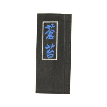 墨づくりの経験を通して開発された油煙と本藍でつくられた墨です。蒼苔は青系を強調した色味になっています。サイズ：個装サイズ：10×5×2cm重量：個装重量：34g生産国：日本
