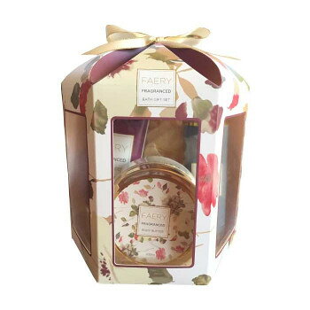 艶やかで上品な雰囲気のFAERY。ピオニーの優雅な香りが全身を優しく包み込みます。【使用上の注意】●シャワージェル食べ物ではありません。誤って口にいれないようご注意ください。化粧品がお肌に合わないとき即ち次のような場合には、使用を中止してください。そのまま化粧品類の使用を続けますと、症状を悪化させることがありますので、皮膚科専門医等にご相談されることをおすすめします。(1)使用中、赤味、はれ、かゆみ、刺激等の異常があらわれた場合。(2)使用したお肌に、直射日光があたって上記のような異常があらわれた場合。目に入った時は直ちに洗い流してください。色や香りに変化が生じることがありますが、品質には問題ありません。使用後は、必ずしっかり蓋をしめてください。乳幼児の手の届かないところに保管してください。極端に高温又は低温の場所、直射日光のあたる場所には保管しないでください。●バブルバス食べ物ではありません。誤って口にいれないようご注意ください。化粧品がお肌に合わないとき即ち次のような場合には、使用を中止してください。そのまま化粧品類の使用を続けますと、症状を悪化させることがありますので、皮膚科専門医等にご相談されることをおすすめします。(1)使用中、赤味、はれ、かゆみ、刺激等の異常があらわれた場合。(2)使用したお肌に、直射日光があたって上記のような異常があらわれた場合。目に入った時は直ちに洗い流してください。色や香りに変化が生じることがありますが、品質には問題ありません。使用後は、必ずしっかり蓋をしめてください。乳幼児の手の届かないところに保管してください。極端に高温又は低温の場所、直射日光のあたる場所には保管しないでください。●ボディバター食べ物ではありません。誤って口にいれないようご注意ください。お肌に異常が生じていないかよく注意して使用してください。化粧品がお肌に合わないとき即ち次のような場合には、使用を中止してください。そのまま化粧品類の使用を続けますと、症状を悪化させることがありますので、皮膚科専門医等にご相談されることをおすすめします。(1)使用中、赤味、はれ、かゆみ、刺激、色抜け(白斑等)や黒ずみ等の異常があらわれた場合。(2)使用したお肌に、直射日光があたって上記のような異常があらわれた場合。傷やはれもの、しっしん等、異常のある部位にはお使いにならないでください。色や香りに変化が生じることがありますが、品質に問題はありません。使用後は、必ずしっかり蓋をしめ、開封後はなるべく早めにお使いください。乳幼児の手の届かないところに保管してください。極端に高温又は低温の場所、直射日光のあたる場所には保管しないでください。【使用方法】シャワージェル:適量を濡らしたスポンジ等にとり、泡立ててお使いください。バブルバス:適量(10〜20ml)をバスタブに入れ、その上からお湯を注ぎ泡立ててお入りください。ボディバター:適量を取り、入浴後または乾燥が気になるところに軽くマッサージするようにお肌になじませてください。　　商品区分：化粧品内容量：シャワージェル:200ml、バブルバス:200ml、ボディバター:200mlサイズ：W180×D160×H200mm、個装サイズ：20×18×16cm重量：個装重量：820g成分：【シャワージェル】水、ラウレス硫酸Na、塩化Na、コカミドプロピルベタイン、香料、コカミドDEA、ジステアリン酸PEG-150、クエン酸、フェノキシエタノール、クロルフェネシン、赤504【バブルバス】水、ラウレス硫酸Na、塩化Na、コカミドプロピルベタイン、香料、ジステアリン酸グリコール、コカミドDEA、ジステアリン酸PEG-150、クエン酸、フェノキシエタノール、クロルフェネシン、赤504【ボディバター】水、ミネラルオイル、セテアリルアルコール、グリセリン、ステアリン酸グリセリル、ミツロウ、ステアリン酸PEG-100、香料、ステアリン酸、パルミチン酸イソプロピル、フェノキシエタノール、メチルパラベン、プロピルパラベン、シア脂、カルボマー、TEA、赤504、黄4生産国：中国製造（販売）者情報：【製造販売元】(株)日本グランド・シャンパーニュ【輸入元】(株)日本グランド・シャンパーニュ