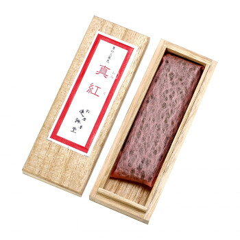 深みのある真っ赤な紅色が特徴です。サイズ：個装サイズ：10×4×2cm重量：個装重量：28g素材・材質：墨:顔料・膠・水・香料外箱:桐箱生産国：日本