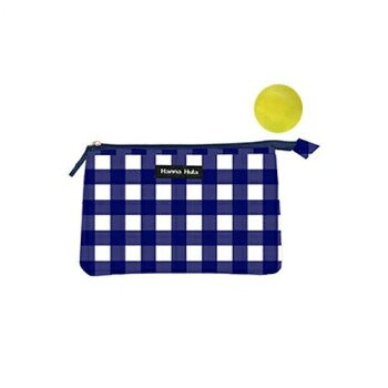 外出先で使用中のマスクをしまったり、個包装されていないマスクも安心収納。撥水加工済みなのでお手入れも簡単です。※モニターの設定や撮影状況などにより、実際の商品と色味や素材の見え方が異なる場合がございます。あらかじめご了承ください。サイズ：約:横21×縦13cm、個装サイズ：13×21×3cm重量：約45g、個装重量：47g素材・材質：ポリエステル生産国：中国