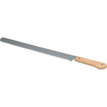 ＜＜ご注意下さい＞＞こちらの商品はメーカーよりお客様へ直接お届けの品になります。 当店での在庫はしておりません。在庫の有無はメーカー在庫のみになりますので、急な欠品や急に廃盤になる可能性がございます。こちらの商品の配送について○北海道・沖縄・離島につきましては、配送不可となりますので予めご了承お願いします。こちらの商品の包装(ラッピング)について○上記の理由(メーカーより直送)により包装はできませんので予めご了承お願いします。こちらの商品の不具合について○お届けしましたこちらの商品に不具合があった場合、商品到着日より1週間以内に当店にご連絡ください。メーカーが直接対応させて頂きます。○お客様がご自身で修理された場合、費用の負担は致しかねますので予めご了承下さい。薄くて長い波型刃で、やわらかいケーキもくずさずきれいにカット。デリケートなケーキもサクッと切れる便利なケーキナイフです。※初めてお使いになる時、製品をよく洗ってからお使いください。※手や指にキズをつけないように注意してください。※まな板やボード等の平らな上で使用してください。※安定した場所で使用してください。※幼児の手の届かない所に保管してください。※ご使用後は洗剤で洗い、水でよくすすいだ後、水気を拭き取ってからご収納ください。※食器洗浄機、食器乾燥機には入れないで下さい。サイズ：幅32×奥行15×高さ445mm、個装サイズ：6.0×1.8×52.5cm重量：130g、個装重量：145g素材・材質：刃部:ステンレス鋼(18-0)柄:天然木サック:塩化ビニル仕様：刃部:約28×1.5×320mm商品状態:完成品生産国：日本