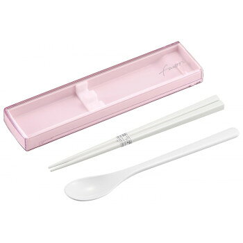 シリコーンパーツ付きでカチャカチャ音がなりません。スライド式で開閉しやすい。抗菌剤添加。銀イオンの抗菌力が樹脂表面の細菌の増殖を抑制します。サイズ：ケース:48×191×H18mm、箸:18cm、個装サイズ：19.1×4.8×1.8cm重量：個装重量：86g素材・材質：本体・スプーン:ABS、フタ:AS、箸:PMMA仕様：食洗機:使用可抗菌(抗菌加工部分:ケース本体・箸・スプーン、抗菌剤の種類:銀等無機抗菌剤)付属品：箸、スプーン生産国：日本