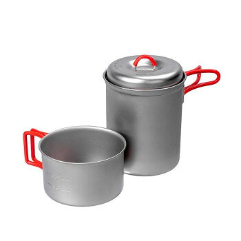 ＜＜ご注意下さい＞＞こちらの商品はメーカーよりお客様へ直接お届けの品になります。 当店での在庫はしておりません。在庫の有無はメーカー在庫のみになりますので、急な欠品や急に廃盤になる可能性がございます。こちらの商品の配送について○北海道・沖縄・離島につきましては、配送不可となりますので予めご了承お願いします。こちらの商品の包装(ラッピング)について○上記の理由(メーカーより直送)により包装はできませんので予めご了承お願いします。こちらの商品の不具合について○お届けしましたこちらの商品に不具合があった場合、商品到着日より1週間以内に当店にご連絡ください。メーカーが直接対応させて頂きます。○お客様がご自身で修理された場合、費用の負担は致しかねますので予めご了承下さい。軽量化と使いやすさを両立させた究極のソロクッカーセットです。750mlサイズのポットと「Ti 400FD Cup」がセットになっています。110サイズのガスカートリッジと小型ガスストーブが収納可能で、カードリッジとバーナーヘッドも入ります。サイズ：ヘナ:径94×深さ118mm、カップ:径95×深さ58mm、個装サイズ：15.3×11.3×11cm重量：ナベ:99g、カップ:50g、個装重量：220g素材・材質：純チタン仕様：容量:750ml、400ml(目盛付き)生産国：日本
