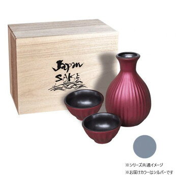 職人が時間と手間を掛けて丁寧に一つ一つ手仕事でラスター吹きをしています。陶器ならではの土感により、お酒をより風味よく美味しく感じさせてくれます。※パソコンやスマートフォンによっては、実際の色あいと異なって見える事がございます。※商品画像に写っている小物・背景の商品は撮影用のため付属しません。※窯や気温などの状態により焼きあがりの色やサイズ、重量などに違いが出ることがございます。※焼き物の性質上、鉄粉、色ムラ、釉垂れ、ピンホール、小キズ、多少のゆがみが発生する場合がございますが、不良品ではございません。※ご使用上の問題はございませんので、ご安心ください。サイズ：徳利:直径85×120mm、盃:直径60×35mm、個装サイズ：15.0×19.0×11.5cm重量：630g、個装重量：630g素材・材質：磁器仕様：徳利:300cc盃:50cc箱種:木箱食洗機・電子レンジ(温め直しに限る):使用可生産国：日本