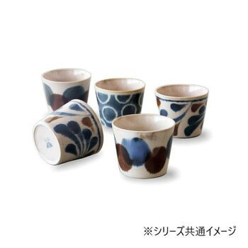 製造工程において色の濃淡や釉薬の流れ、柄のにじみなど、それぞれが違う出方になるのも特徴です。それが個性となり唯一無二のものに。手描きのような質感をお楽しみください。手に持ちやすいそばチョコカップです。蕎麦のお供はもちろん、ちょこっとおかずを入れたり、お茶のみとしてもぴったりなサイズのカップのセットです。サイズ：φ80×70mm、個装サイズ：23.8×18.0×7.1cm重量：750g、個装重量：770g素材・材質：磁器仕様：食洗機、電子レンジ:使用可(温め直しに限る)容量:200cc生産国：日本