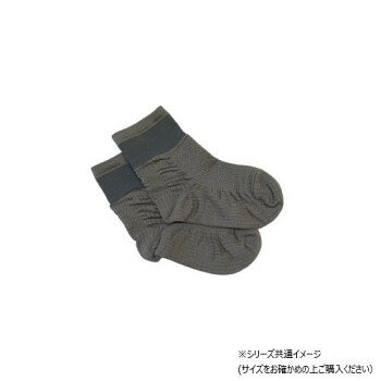 履き口が広くあく設計で片手でも履ける転倒予防靴下です。高齢者や片麻痺の患者さんに便利な転倒予防くつ下です。片手でも簡単に履ける設計で、転倒のリスクを減らします。さらに、編地の特性により、蒸れにくく、滑りにくいので安心してご使用いただけます。高齢者や片麻痺の患者さんにとって必需品ですが、一般のくつ下と比べても遜色ないデザイン性も特徴です。機能性とスタイリッシュさを兼ね備えたくつ下は、普段使いはもちろん、外出時やお出かけにも最適です。長年の研究開発を経て、このくつ下が誕生しました。50歳以上の方に限定した医療専門のチームが、筋力の低下といった高齢者や片麻痺患者さんの特徴に合わせて設計しました。私たちの目標は、一人でも多くの方々が安心して歩けるようにすることです。このくつ下は、機能性溢れるだけでなく、ユーザーの心を満たす魅力も持っています。新しい生活のスタイルや未来の可能性を感じさせる一品です。一日も早く、転倒の不安を軽減し、安心して歩ける日常を取り戻していただけることを願っています。※くつ下のサイズはご確認ください。指示に従わず、正しいサイズを選択して下さい。サイズ：24〜25cm、個装サイズ：18.0×10.0×4.0cm重量：個装重量：70g素材・材質：綿、ナイロン他生産国：日本