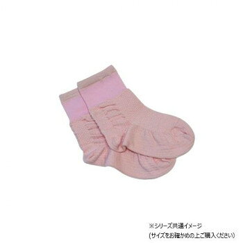 履き口が広くあく設計で片手でも履ける転倒予防靴下です。高齢者や片麻痺の患者さんに便利な転倒予防くつ下です。片手でも簡単に履ける設計で、転倒のリスクを減らします。さらに、編地の特性により、蒸れにくく、滑りにくいので安心してご使用いただけます。高齢者や片麻痺の患者さんにとって必需品ですが、一般のくつ下と比べても遜色ないデザイン性も特徴です。機能性とスタイリッシュさを兼ね備えたくつ下は、普段使いはもちろん、外出時やお出かけにも最適です。長年の研究開発を経て、このくつ下が誕生しました。50歳以上の方に限定した医療専門のチームが、筋力の低下といった高齢者や片麻痺患者さんの特徴に合わせて設計しました。私たちの目標は、一人でも多くの方々が安心して歩けるようにすることです。このくつ下は、機能性溢れるだけでなく、ユーザーの心を満たす魅力も持っています。新しい生活のスタイルや未来の可能性を感じさせる一品です。一日も早く、転倒の不安を軽減し、安心して歩ける日常を取り戻していただけることを願っています。※くつ下のサイズはご確認ください。指示に従わず、正しいサイズを選択して下さい。サイズ：24〜25cm、個装サイズ：18.0×10.0×4.0cm重量：個装重量：70g素材・材質：綿、ナイロン他生産国：日本