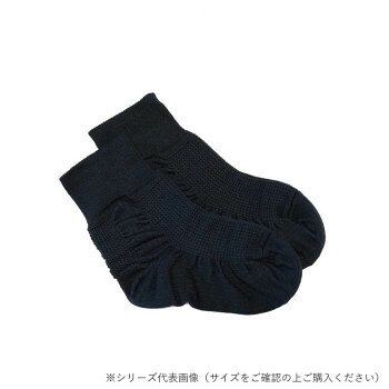 転倒予防くつ下は足先が上がり、姿勢が良くなり、把持力が誘引されるので歩きやすくつまづき難くくなり階段の上り下りが楽になる特許取得の靴下です。転倒予防くつ下は、転倒事故のリスクを軽減し、安定した歩行をサポートします。姿勢改善や歩行速度の向上にも効果的です。足趾伸展機能がついているため、足の筋力を鍛えることができ、足の動きもスムーズになります。このくつ下は、医学・看護の専門家と連携し、研究・開発されました。その効果は、実際に看護の教科書にも取り上げられています。転倒予防くつ下を履くことで、日常生活やスポーツ時の事故リスクを軽減し、自信を持って行動できるようになるでしょう。さらに、姿勢がよくなり、敏捷性も向上します。日常の活動をより楽しく、安心して行うために、ぜひ一足手に入れてください。※お洗濯は手洗い後、陰干しで。柔軟剤のご使用をお勧めします。※転倒予防くつ下は予防対策としてご利用ください。効果には個人差がありますので、ご注意ください。サイズ：22〜23cm、個装サイズ：18.0×10.0×4.0cm重量：個装重量：75g素材・材質：綿・ナイロン・その他生産国：日本