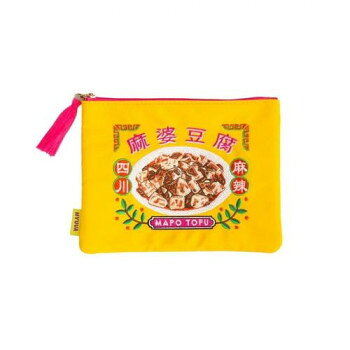 麻婆豆腐を刺繍で表現したMYUUAのポーチです。マットなイエローにピンクの刺繍とネオンピンクのファスナー、裏地が華やかさをプラス。コンパクトで持ち歩きに便利です。サイズ：W170×H130mm、個装サイズ：17×13×1cm重量：個装重量：50g素材・材質：ポリエステル仕様：マチなし生産国：中国
