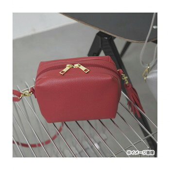＜＜ご注意下さい＞＞こちらの商品はメーカーよりお客様へ直接お届けの品になります。 当店での在庫はしておりません。在庫の有無はメーカー在庫のみになりますので、急な欠品や急に廃盤になる可能性がございます。こちらの商品の配送について○北海道・沖縄・離島につきましては、配送不可となりますので予めご了承お願いします。こちらの商品の包装(ラッピング)について○上記の理由(メーカーより直送)により包装はできませんので予めご了承お願いします。こちらの商品の不具合について○お届けしましたこちらの商品に不具合があった場合、商品到着日より1週間以内に当店にご連絡ください。メーカーが直接対応させて頂きます。○お客様がご自身で修理された場合、費用の負担は致しかねますので予めご了承下さい。サイドまで大きく開くファスナー仕様で中身が見やすく、出し入れもスムーズ。デザインのアクセントには上品なフリンジをあしらいました。軽量でコンパクトながら、休日のお出かけに必要なアイテムがしっかり収まるサイズ感。長さ調節可能なショルダーストラップで、スタイルやシーンに合わせた持ち方を楽しめます。背面には便利なファスナーポケット付き。内装は仕切りのある二室構造で、荷物を重ねてすっきり収納できます。※北海道・沖縄・離島へは別途送料がかかります。サイズ：W15×H13×D8cm、個装サイズ：17×22×12cm重量：個装重量：350g素材・材質：合成皮革×ポリエステル仕様：外ポケット×1、内ポケット×2付属品：ショルダーストラップ生産国：中国