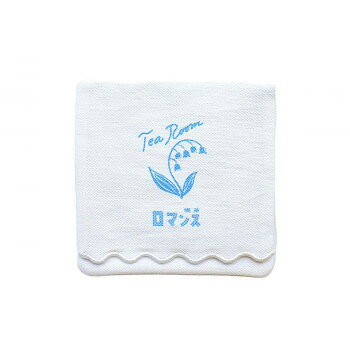 喫茶店の紙ナプキンをイメージしたミニポーチ。喫茶ロマンスのオリジナルロゴと、すずらんのイラストをフラップにプリント。ナプキンのように縁がナミナミの形になったフラップやポケットがポイント。ティッシュやリップなどのコスメ類やアクセサリー・ワイヤレスイヤホンなど、小物入れにぴったりのサイズ感。マチ無しなのでポケットや小さめの鞄にも入れやすいスリムなデザイン。※時期により、裏地や一部パーツなど仕様が若干変わる場合がございます。※お客様のモニター環境によって、画像の色が実物と異なって見える場合がございます。サイズ：高さ120×幅120mm、個装サイズ：12×12×5cm重量：個装重量：100g素材・材質：コットン仕様：内側:オープンポケット×1外側:オープンポケット×1生産国：中国
