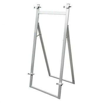 ＜＜ご注意下さい＞＞こちらの商品はメーカーよりお客様へ直接お届けの品になります。 当店での在庫はしておりません。在庫の有無はメーカー在庫のみになりますので、急な欠品や急に廃盤になる可能性がございます。こちらの商品の配送について○北海道・沖縄・離島につきましては、配送不可となりますので予めご了承お願いします。こちらの商品の包装(ラッピング)について○上記の理由(メーカーより直送)により包装はできませんので予めご了承お願いします。こちらの商品の不具合について○お届けしましたこちらの商品に不具合があった場合、商品到着日より1週間以内に当店にご連絡ください。メーカーが直接対応させて頂きます。○お客様がご自身で修理された場合、費用の負担は致しかねますので予めご了承下さい。LEDなど重量パネルの展示ができます。屋外対応のパネルスタンドです。サイズ：個装サイズ：151.8×7.2×63.4cm重量：4.4kg、個装重量：4400g仕様：フレーム:アルミ押し出し・アルマイト仕上対応パネル規格サイズ:A1・B1・A0屋内・屋外:可生産国：日本