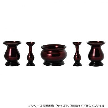 仏壇に合わせやすい丸みのある真鍮製の五具足セットです。サイズ：個装サイズ：30.0×20.0×15.0cm重量：1451g、個装重量：650g素材・材質：真鍮、表面加工/ウレタンセット内容：五具足3.0寸:花立(3.0寸)×1対、香炉(3.0寸)×1、灯立(2.5寸)×1対生産国：日本