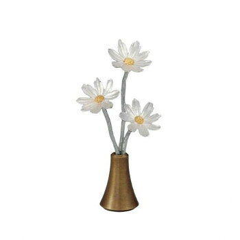 高価な金属の一つであり、すぐれた抗菌作用もある錫。SUZUNAの茎は手で曲げられ、凜とまっすぐに伸びた形、自然にやわらかく曲がった形など、自由にかたちづくることができます。※この商品は対ではありません。※サイズは目安です。※茎は一度曲げると元の真っ直ぐな状態には戻りませんのでご注意ください。※一点に過剰な力を加えると、亀裂が生じたり折れる可能性がありますので、過度な屈伸はお控えください。※花びら部分は、形が崩れる恐れがありますので曲げずにお使いください。サイズ：H11.0×W5.0×D5.0cm、個装サイズ：5×5×11cm重量：個装重量：200g素材・材質：花:錫、台座:真鍮セット内容：コスモス花(小)×1、コスモス花(中)×1、コスモス花(大)×1、台座生産国：日本