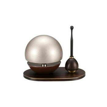 美しいデザインの「りんセット」です。サイズ：たまゆらりん銀茶:H5.4×直径5.4cm、リン棒黒檀:H6.7×直径2.0cm、置台黒檀:H0.4×W9.0×D6.0cm、個装サイズ：15×12×12cm重量：個装重量：500gセット内容：たまゆらりん銀茶、リン棒黒檀、置台黒檀生産国：日本