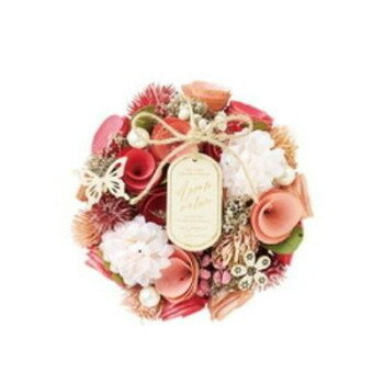 おしゃれなリースです。壁掛け用のひもがついております。※商品のボックスは、商品を保護するためのものです。多少のシワや破れなどはご了承くださいませ。※一つ一つ手作りのため、輸送途中で変形したり、パーツが取れてしまう場合がございます。多少の場合は接着剤等を使って修復して頂きますようお願いします。サイズ：150×50×H150mm、個装サイズ：19.5×19.5×7.0cm重量：0.07kg、個装重量：200g素材・材質：天然素材・発泡スチロール・ポリエステル・木生産国：中国