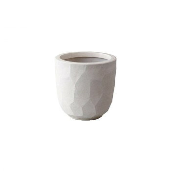 ＜＜ご注意下さい＞＞こちらの商品はメーカーよりお客様へ直接お届けの品になります。 当店での在庫はしておりません。在庫の有無はメーカー在庫のみになりますので、急な欠品や急に廃盤になる可能性がございます。こちらの商品の配送について○北海道・沖縄・離島につきましては、配送不可となりますので予めご了承お願いします。こちらの商品の包装(ラッピング)について○上記の理由(メーカーより直送)により包装はできませんので予めご了承お願いします。こちらの商品の不具合について○お届けしましたこちらの商品に不具合があった場合、商品到着日より1週間以内に当店にご連絡ください。メーカーが直接対応させて頂きます。○お客様がご自身で修理された場合、費用の負担は致しかねますので予めご了承下さい。オシャレなプランターです。※寒冷地でご使用の場合凍結による破損のおそれがあります。※モニターの設定や画像撮影時の光の加減などにより、実際の商品と色味や素材の見え方が異なる場合がございますが、予めご了承下さい。※時間指定不可です。サイズ：φ240×230mm、内寸:φ190mm、個装サイズ：27×27×26cm重量：個装重量：800g素材・材質：ファイバーストーン仕様：穴:有生産国：中国
