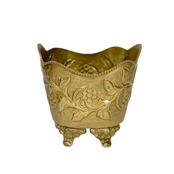 繊細な浮き彫り装飾と、クラシカルなフォルムが魅力の真鍮製ポット。立体的な葡萄と葉のモチーフが施された本体には、アンティーク調の風合いが漂い、インテリアに上質なアクセントを添えてくれます。波打つようなスカラップ型の縁取りと、獅子の爪を思わせる3本脚のデザインが重厚感を演出します。クラシックやヨーロピアンテイストのお部屋にはもちろん、和洋ミックススタイルにも馴染み、使うほどに味わいを増す真鍮ならではの質感も魅力。自宅用としてはもちろん、ギフトとしてもおすすめの一品です。ドライフラワーやフェイクグリーンを飾る花器として。リビングや玄関先で小物入れやアクセサリーケース、ポプリポットとして。洗面所のダストボックスとして使用できます。【インドの職人によるハンドメイド製品について】※サイズや形状、装飾の風合いに個体差がございます。※アンティーク調の仕上げを施しているため、小さな傷・色ムラ・黒ずみ・仕上げの粗さなどが見られる場合がありますが、製品の特性としてご了承願います。※真鍮素材は経年変化により酸化し、色味が深まります。専用クロスや乾いた布で軽く拭くと輝きが戻ります。※ガラスには製造過程で微細な気泡や筋が入る場合があります。サイズ：幅15×奥行12×高さ14cm、内径:幅11×奥行9×高さ15cm、個装サイズ：15×12×14cm重量：個装重量：4000g素材・材質：真鍮生産国：インド