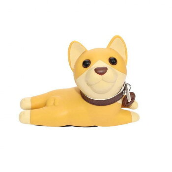 まん丸黒目でこちらを向く姿が、愛らしくてたまらない柴犬を模したドアストッパーです。柴好き・ワンコ好きな方はもちろん、ちょっと珍しいインテリア小物・雑貨がお好きな方にもオススメです。机や棚などに置いてインテリア小物としてお使いいただくと、より視線が近くなって楽しさが倍増します。※首を動かして調整することで、お好みの方向に目線を合わせることが可能です。サイズ：13.3×6.5×8.8cm、個装サイズ：14×7×9cm重量：90g、個装重量：90g素材・材質：PVC、ポリウレタン、シリコン、金属生産国：中国