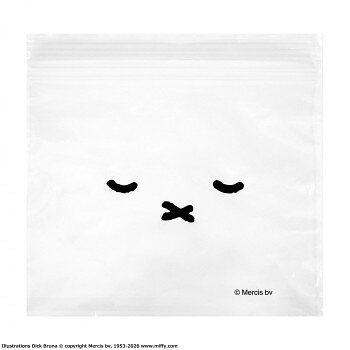 冷蔵&冷凍可能なストックバッグです。Wジッパーで液漏れを防止します。食品はもちろん、小物の整理や旅行の荷物仕分けにも便利なアイテム。パカッと開くミシン目仕様。サイズ：約縦165×横170mm(全体)、厚み0.06mm、個装サイズ：22×6×5cm重量：個装重量：130g素材・材質：ポリエチレン樹脂仕様：耐熱温度:70度耐冷温度:-30度セット内容：1箱30枚入生産国：中国