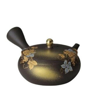 常滑焼と九谷焼のコラボ商品。常滑焼急須の繊細な作りと、九谷焼の豪華な絵付けを兼ね備えた逸品です。サイズ：個装サイズ：10.8×15.9×15.7cm重量：個装重量：430g仕様：産地:常滑容量(満水時):160ccフィルター:セラメッシュ化粧箱入生産国：日本