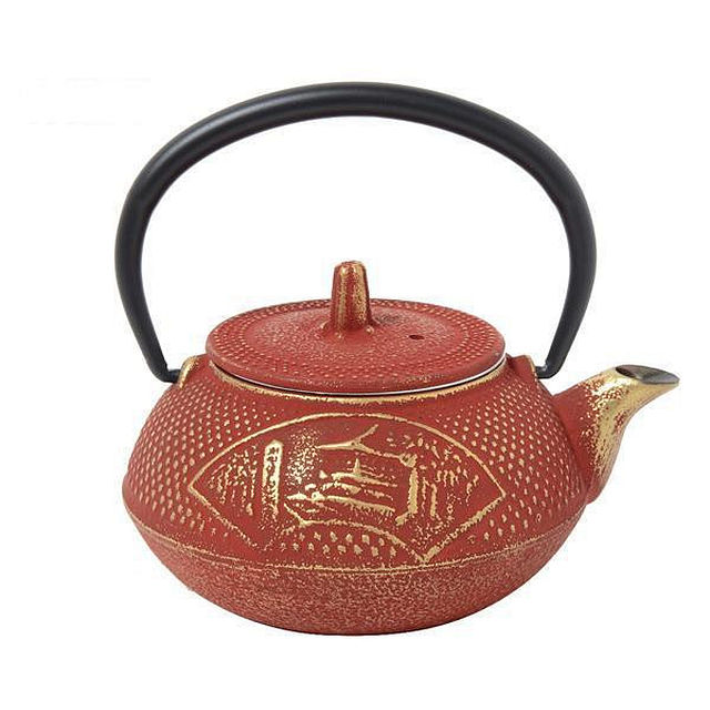 400年以上の歴史をもつ伝統工芸品、南部鉄器の急須です。一般的な湯呑のサイズが80〜110mlなので、2、3人分にちょうどいいサイズです♪※内面はホーロー加工しておりますので鉄分は出ません。※商品の性質上一点一点個体差があり、色・柄の見え方が写真と異なる場合がございます。あらかじめご了承ください。サイズ：W115×D125×H115mm(取っ手含む)、個装サイズ：15.5×15.0×7.5cm重量：800g、個装重量：900g素材・材質：本体:南部鉄鋳物(塗装:カシュー塗装、内面:ホーロー加工)、茶こし:ステンレス仕様：容量:0.3L食洗機・電子レンジ不可付属品：茶こし生産国：日本