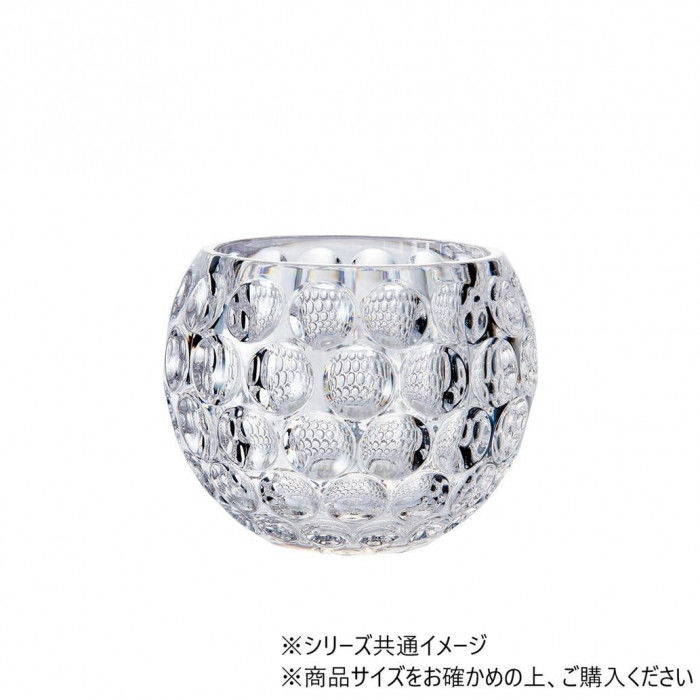 ポリカーボネート製の花瓶です。そのため、高い所から落ちても割れにくく、丈夫になっています。お子様やお年寄りの多い場所にもお使いいただけます。※使用後は柔らかい布(専用布等)で優しく洗ってください。※洗剤については、研磨剤の入ったものを使用しますと製品に傷がつく恐れがございます。【キズについて】※優れた耐衝撃性を持っていますが衝撃を受けた際に、傷や凹みが付く場合がございます。また、製品同士がぶつかると両方に傷がつく恐れがございますので、ご注意ください。【汚れに付いて】※長時間水を入れたまま、又は汚れたまま放置すると、汚れが取れない可能性がございます。また、長期間直射日光の当たる場所や火気の近くで使用する場合、変色や変形して壊れやすくなる可能性がございます。【薬品のご使用について】※ベンジン/シンナー等の有機溶剤ガラスコーティング剤はご使用にならないでください。ひび割れ、変形の可能性がございます。※お花の延命剤は使用いただけます。【温度について】※耐熱耐冷温度は「-20〜120度」です。火元を離せば自然に火が消える「自己消火性」を備えており、ガラスのようにキャンドルを使用して破裂する心配もありません。※直接火が当たると変形します。ご注意ください。【品質基準について】※商品によって微量の気泡や微細な傷、製造過程で出来るしわがあるものがございますが、弊社及びメーカーの品質基準を満たしたものとなっており、不良品ではございませんので予めご了承ください。※商品底面に小さなロゴが入っているものがありますが、こちらは商品を識別するためのもので良品となります。※表記されているサイズ・重量には、多少の誤差がある場合がございます。サイズ：Φ12.5×H9.5cm、口径:Φ9cm、個装サイズ：13×13×10cm重量：420g、個装重量：420g素材・材質：ポリカーボネート仕様：使用可能な洗剤:中性洗剤・弱アルカリ性・酸性系漂白剤を水で薄めたもの・クエン酸等・食洗機耐冷耐熱温度:-20〜120度生産国：中国