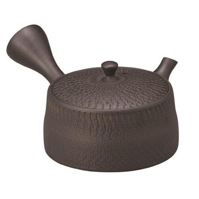 平型急須はお湯の量は少なくても茶葉は最大に開かせ、丸形形状より早く茶葉を開かせることができます。また、網目部分が細かいので、金属製の茶こしではなく陶器製の茶こしでお茶を淹れたいとこだわりの方におすすめの急須です。お茶をより一層美味しく感じられること間違いなし。サイズ：個装サイズ：13.0×18.0×18.0cm重量：個装重量：500g仕様：容量:220cc網:ハニーセラメッシュ生産国：日本