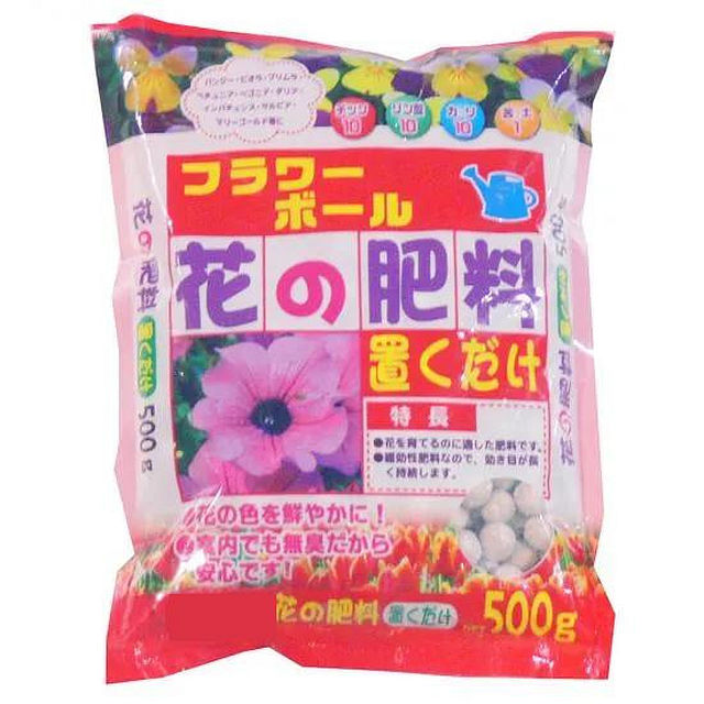 ＜＜ご注意下さい＞＞こちらの商品はメーカーよりお客様へ直接お届けの品になります。 当店での在庫はしておりません。在庫の有無はメーカー在庫のみになりますので、急な欠品や急に廃盤になる可能性がございます。こちらの商品の配送について○北海道・沖縄・離島につきましては、配送不可となりますので予めご了承お願いします。こちらの商品の包装(ラッピング)について○上記の理由(メーカーより直送)により包装はできませんので予めご了承お願いします。こちらの商品の不具合について○お届けしましたこちらの商品に不具合があった場合、商品到着日より1週間以内に当店にご連絡ください。メーカーが直接対応させて頂きます。○お客様がご自身で修理された場合、費用の負担は致しかねますので予めご了承下さい。チッソ・リン酸・カリの肥料3要素を、10・10・10とバランス良く含み、ゆっくりと効く安心な化成肥料です。【使い方】鉢植え・プランターや花壇などの土の上にバラまくだけで、少しづつ成分が溶け出していく手軽な肥料。※梱包時 破損防止のため別商品の袋を再利用し梱包することがございます。※離島への配送はお受けできません。サイズ：21×16×3cm、個装サイズ：42×37×18cm重量：個装重量：20000g仕様：球状タイプ内容量:500g生産国：日本