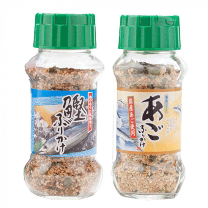 ＜＜ご注意下さい＞＞こちらの商品はメーカーよりお客様へ直接お届けの品になります。 当店での在庫はしておりません。在庫の有無はメーカー在庫のみになりますので、急な欠品や急に廃盤になる可能性がございます。こちらの商品の配送について○北海道・沖縄・離島につきましては、配送不可となりますので予めご了承お願いします。こちらの商品の包装(ラッピング)について○上記の理由(メーカーより直送)により包装はできませんので予めご了承お願いします。こちらの商品の不具合について○お届けしましたこちらの商品に不具合があった場合、商品到着日より1週間以内に当店にご連絡ください。メーカーが直接対応させて頂きます。○お客様がご自身で修理された場合、費用の負担は致しかねますので予めご了承下さい。あたたかいご飯におむすび、お弁当にふりかけて、お召し上がりください。【鰹ふりかけ】茶色を基調とした色合いで、鰹のイメージ及び風味を生かしたカルシウム豊富なふりかけです。ごま・のりで風味を高めています。【あごふりかけ】国産のあご(とびうお)を使用した塩焼風味のふりかけです。内容量：鰹ふりかけ(80g)・あごふりかけ(80g)×各15個サイズ：個装サイズ：34.8×17.2×43.5cm重量：個装重量：12000g仕様：賞味期間：製造日より360日生産国：日本栄養成分：栄養成分表(100g当たり)【鰹ふりかけ】熱量:394kca、たんぱく質:25.0g、脂質:13.8g、炭水化物:42.5g、食塩相当量:11.6g【あごふりかけ】熱量:427kcal、たんぱく質:17.7g、脂質:16.1g、炭水化物:52.9g、食塩相当量:8.9g原材料：名称：ふりかけ【鰹ふりかけ】炒りごま(国内製造)、鰹風味顆粒(乳糖、食塩、鰹節粉末、砂糖、その他)、鰹削り節、ポテトフレーク、脱脂小麦胚芽、砂糖、醤油、ぶどう糖、発酵調味料、食塩、あおさ、のり、でん粉、デキストリン、蛋白加水分解物/調味料(アミノ酸等)、加工でん粉、貝Ca、カラメル色素、酸化防止剤(V.E)、酸味料、甘味料(カンゾウ、ステビア)、(一部に乳成分・小麦・さば・大豆・豚肉・ゼラチン・ごまを含む)【あごふりかけ】炒りごま(国内製造)、ポテトフレーク、ぶどう糖、とびうお(国産)、でん粉、鰹風味顆粒(乳糖、食塩、鰹節粉末、砂糖、その他)、食塩、砂糖、醤油、のり、乾燥ネギ、乾燥おから、デキストリン、鰹節粉末、粉末醤油、発酵調味料、抹茶、あおさ、香辛料、野菜エキスパウダー/調味料(アミノ酸等)、加工でん粉、カラメル色素、貝Ca、甘味料(カンゾウ、ステビア、アセスルファムK)、(一部に乳成分・小麦・さば・大豆・ごまを含む)アレルギー表示：乳、小麦、ごま、さば、大豆、豚肉、ゼラチン（原材料の一部に含んでいます）保存方法：直射日光などの高温や多湿を避けて、保存してください。製造（販売）者情報：製造者:株式会社みなり広島県東広島市河内町下河内636