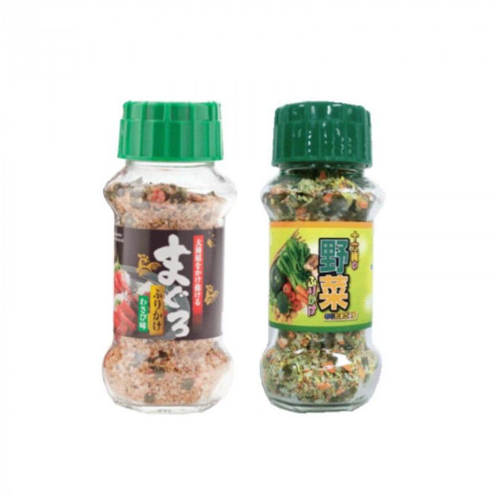 ＜＜ご注意下さい＞＞こちらの商品はメーカーよりお客様へ直接お届けの品になります。 当店での在庫はしておりません。在庫の有無はメーカー在庫のみになりますので、急な欠品や急に廃盤になる可能性がございます。こちらの商品の配送について○北海道・沖縄・離島につきましては、配送不可となりますので予めご了承お願いします。こちらの商品の包装(ラッピング)について○上記の理由(メーカーより直送)により包装はできませんので予めご了承お願いします。こちらの商品の不具合について○お届けしましたこちらの商品に不具合があった場合、商品到着日より1週間以内に当店にご連絡ください。メーカーが直接対応させて頂きます。○お客様がご自身で修理された場合、費用の負担は致しかねますので予めご了承下さい。まぐろふりかけは、わさびの風味が効いており、マグロの刺身をイメージしております。十六種の野菜ふりかけは、ブロッコリー、南瓜、人参、パセリ、苦瓜、ケール、ゴボウ、レンコン、じゃが芋、グリーンピース、小松菜、セロリ、ほうれん草、トマト、チンゲン菜、モロヘイヤを盛り込んだふりかけです。のりとたまごを使用し、お子様にも食べやすい甘みのある味に仕上げてあります。内容量：まぐろふりかけ:85g/個、十六種の野菜ふりかけ:90g/個サイズ：個装サイズ：34.8×17.2×43.5cm重量：2625g、個装重量：12000g仕様：賞味期間：製造日より360日セット内容：まぐろふりかけ:85g×15個十六種の野菜ふりかけ:90g×15個生産国：日本栄養成分：(100g当たり)まぐろふりかけ:熱量:373kcal、たんぱく質:11.5g、脂質:6.2g、炭水化物:67.8g、食塩相当量:10.2g十六種の野菜ふりかけ:熱量:367kcal、たんぱく質:11.3g、脂質:7.6g、炭水化物:63.4g、食塩相当量:11.4g原材料：名称：ふりかけ【まぐろふりかけ】ポテトフレーク(アメリカ製造、バングラデシュ製造)、ぶどう糖、でん粉、ごま、食塩、砂糖、乾燥鮪フレーク、醤油、わさび顆粒、鰹節粉末、のり、デキストリン、発酵調味料、粉末醤油、魚醤、野菜エキス、トマトパウダー、オニオンパウダー、酵母エキス/加工でん粉、調味料(アミノ酸等)、着色料(カラメル、カロチノイド、ラック、クチナシ、紅花黄)、トレハロース、貝Ca、香料、甘味料(カンゾウ、ステビア、アセスルファムK)、酸化防止剤(V.E)、(一部に乳成分・小麦・大豆・豚肉・ごまを含む)【十六種の野菜ふりかけ】でん粉(国内製造)、ぶどう糖、ポテトフレーク、ごま、食塩、砂糖、ニンジンフレーク、麦芽糖、乾燥卵黄、デキストリン、のり、鰹節粉末、カボチャフレーク、ホウレンソウフレーク、発酵調味料、ほうれん草粉末、混合野菜粉末(大麦若葉、ケール、ブロッコリー、南瓜、その他)、醤油、抹茶、酵母エキス、スピルリナ粉末、あおさ、椎茸、レンコンパウダー、グリーンピース粉末、乾燥小松菜粉末、ゴボウ/調味料(アミノ酸等)、加工でん粉、着色料(カラメル、カロチノイド、クチナシ、紅花黄)、酸化防止剤(V.E)、(一部に卵・小麦・大豆・ごまを含む)アレルギー表示：卵、乳、小麦、ごま、大豆、豚肉（原材料の一部に含んでいます）保存方法：直射日光などの高温や多湿を避けて、保存してください。製造（販売）者情報：製造者:株式会社みなり/広島県東広島市河内町下河内636