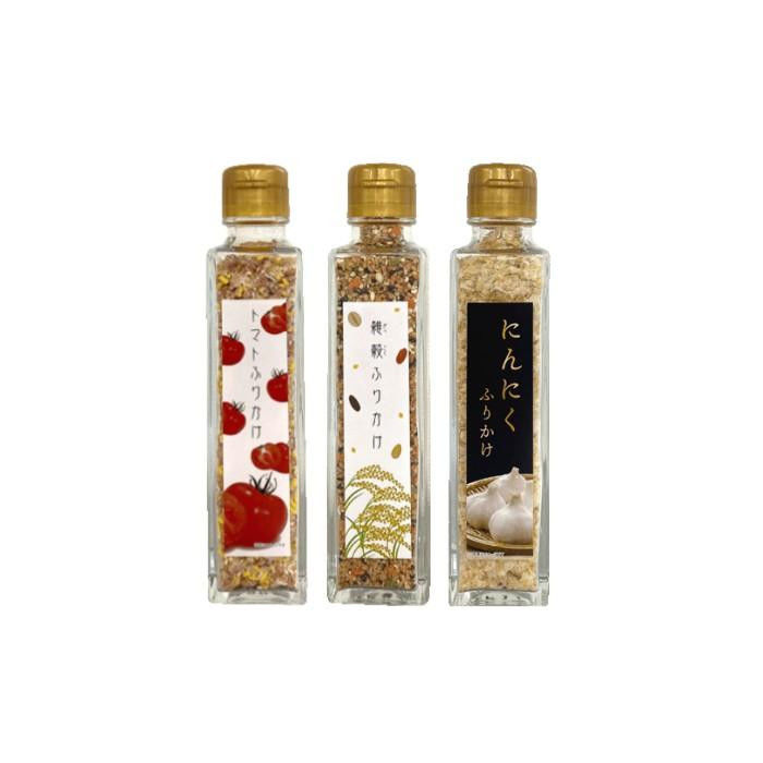 ＜＜ご注意下さい＞＞こちらの商品はメーカーよりお客様へ直接お届けの品になります。 当店での在庫はしておりません。在庫の有無はメーカー在庫のみになりますので、急な欠品や急に廃盤になる可能性がございます。こちらの商品の配送について○北海道・沖縄・離島につきましては、配送不可となりますので予めご了承お願いします。こちらの商品の包装(ラッピング)について○上記の理由(メーカーより直送)により包装はできませんので予めご了承お願いします。こちらの商品の不具合について○お届けしましたこちらの商品に不具合があった場合、商品到着日より1週間以内に当店にご連絡ください。メーカーが直接対応させて頂きます。○お客様がご自身で修理された場合、費用の負担は致しかねますので予めご了承下さい。トマト・雑穀・にんにくのふりかけセットです。ほかほかご飯やおむすび等にふりかけて、お召し上がり下さい。【トマトふりかけ】トマトケチャップを使用してチキンライスのようなお子様にも食べやすい甘い味付けに加え、鶏肉やたまねぎの風味がマッチする仕上がりになっています。パセリやたまご顆粒を使用した見た目にも色鮮やかなふりかけです。ほかほかご飯、おむすび、お弁当にふりかけて、お召し上がり下さい。【雑穀ふりかけ】多彩な雑穀をパフ化加工し風味・食感を食べやすくしたふりかけです。ほかほかご飯、おむすび、お弁当にふりかけて、お召し上がりください。【にんにくふりかけ】ガーリックパウダーとフライドガーリックを使用したにんにく風味のふりかけです。にんにくの香ばしさと芳醇なバターの香りが食欲をそそります。ほかほかご飯、おむすび、お弁当にふりかけて、お召し上がり下さい。内容量：トマトふりかけ:60g/個、雑穀ふりかけ:70g/個、にんにくふりかけ:40g/個サイズ：個装サイズ：21.7×18.2×26.1cm重量：1700g、個装重量：8000g仕様：賞味期間：製造日より360日セット内容：(トマトふりかけ:60g、雑穀ふりかけ:70g、にんにくふりかけ:40g)×各10個生産国：日本栄養成分：(※100g当たり)トマトふりかけ:熱量:345kcal/たんぱく質:11.7g/脂質:4.5g/炭水化物:64.4g/食塩相当量:15.2g雑穀ふりかけ:熱量:511.7kcal/たんぱく質:17.4g/脂質:33.7g/炭水化物:37.6g/糖質:31.8g/食物繊維5.8g/食塩相当量:7.6g/カルシウム:620mg/鉄:4.6mgにんにくふりかけ:熱量:179kcal/たんぱく質:14.2g/脂質:2.0g/炭水化物:26.0g/食塩相当量:58.4g原材料：名称：ふりかけトマト:ポテトフレーク、でん粉、食塩、糖類、トマトケチャップ、卵黄、オニオンパウダー、コンソメ、チキンエキス、ポークエキス、発酵調味料、乾燥野菜、鰹節粉末、醤油、香辛料、酵母エキス、野菜エキス、加工でん粉、調味料(アミノ酸等)、着色料、香料、酸味料、酸化防止剤(一部に卵・乳成分・小麦・牛肉・大豆・鶏肉・豚肉・ゼラチンを含む)雑穀:炒りごま、砂糖、でん粉、食塩、穀物(もち玄米、はだか麦、うるち玄米、胚芽押麦、もち麦、もち黒米、もち赤米、もちきび、ハト麦、とうもろこし、ひえ、もちあわ、黒大豆(黒千石、黒豆)、黄大豆、小豆)、ニンジンフレーク、発酵調味料、鰹節粉末、ぶどう糖、魚醤、ホウレンソウフレーク、デキストリン、蛋白加水分解物、鰹エキス、粉末醤油、酵母エキス、野菜エキス/加工でん粉、着色料(パプリカ色素、クチナシ)、酸化防止剤(V.E)、(一部に小麦・大豆・豚肉・ごまを含む)にんにく:ポテトフレーク、糖類、醤油、にんにく粉末、食塩、でん粉、フライドガーリック、ビーフ風味調味料、乳製品、調味料(アミノ酸等)、香料、着色料、甘味料(一部に乳成分・小麦・牛肉・大豆・鶏肉・豚肉を含む)アレルギー表示：卵、乳、小麦、牛肉、ごま、大豆、鶏肉、豚肉、ゼラチン（原材料の一部に含んでいます）保存方法：直射日光などの高温や多湿を避けて、保存してください。製造（販売）者情報：製造者:株式会社みなり/広島県東広島市河内町下河内636